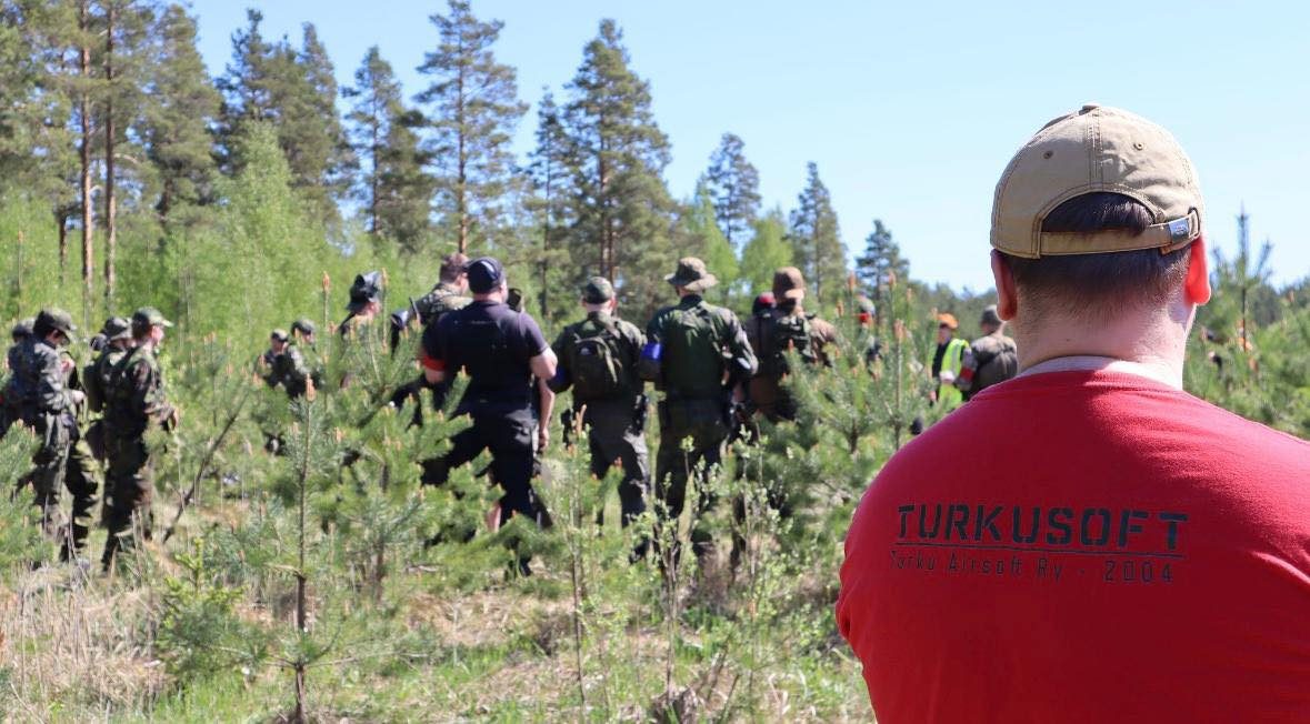 Turkusoft metsäpeli – pelinvetäjä seuraa pelaajia